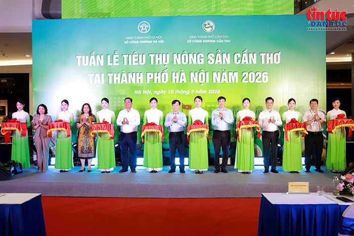 Các đại biểu thực hiện nghi thức khai mạc “Tuần lễ tiêu thụ nông sản Cần Thơ tại thành phố Hà Nội” năm 2026.
