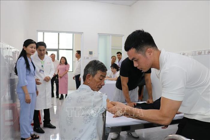 Phó Bí thư thường trực Thành ủy, Chủ tịch HĐND thành phố Đồng Nai Tôn Ngọc Hạnh thăm mô hình “Chăm sóc người cao tuổi ban ngày” và “Đội chăm sóc sức khỏe gia đình” tại phường Đồng Xoài.