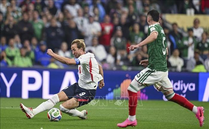 Cầu thủ Harry Kane (trái) đội tuyển Anh nỗ lực kiểm soát bóng trước sức ép của cầu thủ Mexico. Ảnh: THX/TTXVN phát