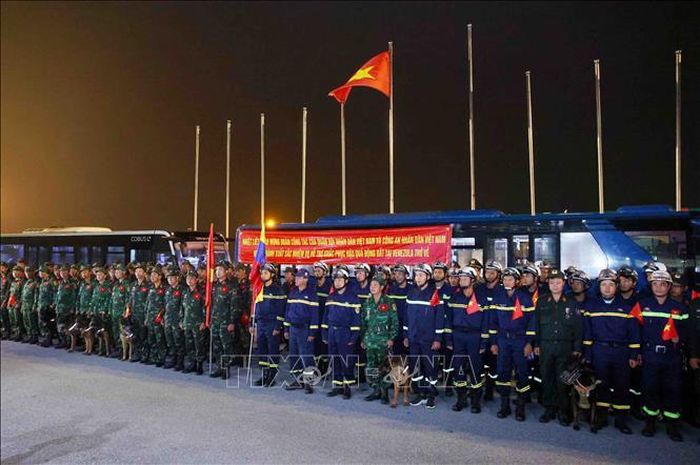 Lực lượng cứu hộ, cứu nạn của Quân đội nhân dân Việt Nam và Công an nhân dân Việt Nam về đến Hà Nội hoàn thành sứ mệnh hỗ trợ Venezuela khắc phục hậu quả trận động đất. Ảnh: Phạm Kiên/TTXVN