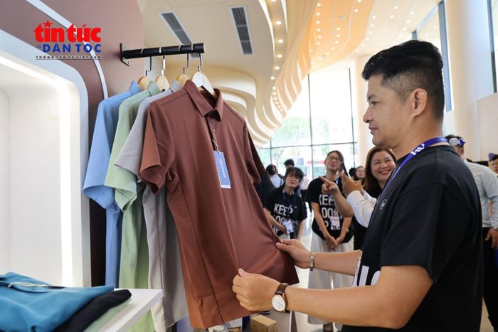 Anh Trần Hữu Nghĩa, Giám đốc Công ty Cổ phần Teco Fashion Group, giới thiệu sản phẩm thời trang làm từ bã cà phê.