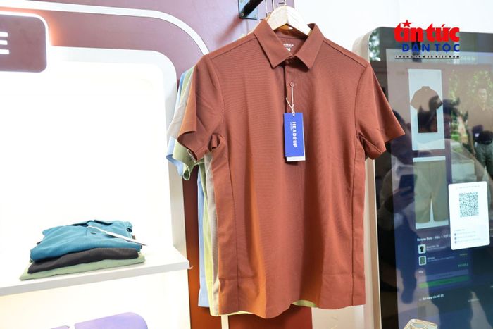 Các sản phẩm thời trang từ bã cà phê được trưng bày tại triển lãm.