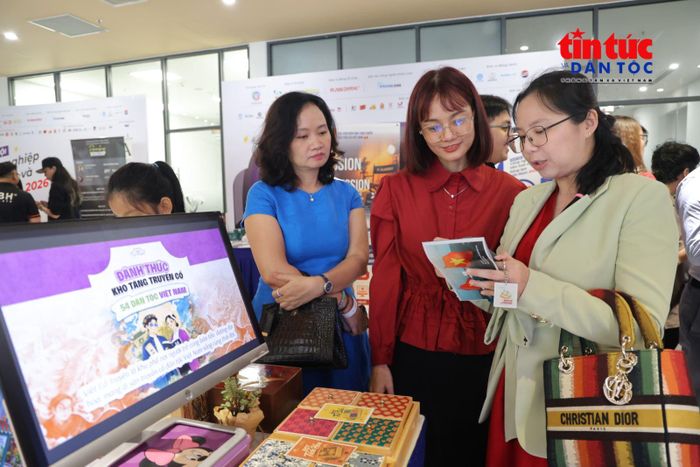 Chị Mai Trâm (áo đỏ), đại diện dự án "Việt Cổ Truyện", giới thiệu dự án với khách tham quan.