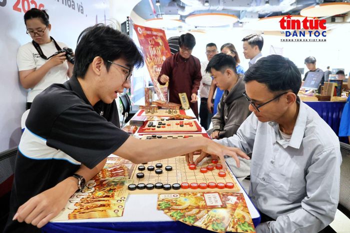 Khách tham quan trải nghiệm các hoạt động công nghiệp văn hóa tại triển lãm.