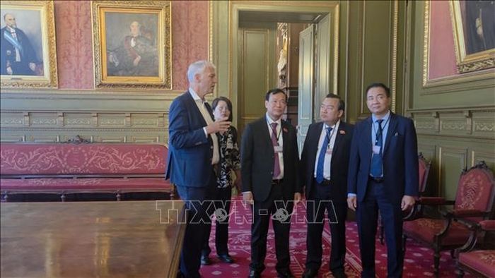 Chủ nhiệm Ủy ban QPANĐN của Quốc hội Lê Tấn Tới cùng Đoàn công tác nghe giới thiệu về Thượng viện Bỉ.