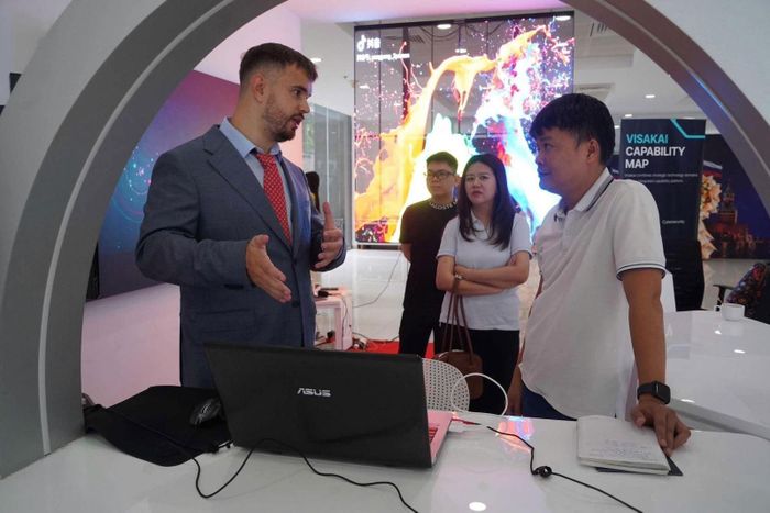 Đại diện VisakAI trao đổi với đối tác Việt Nam.
