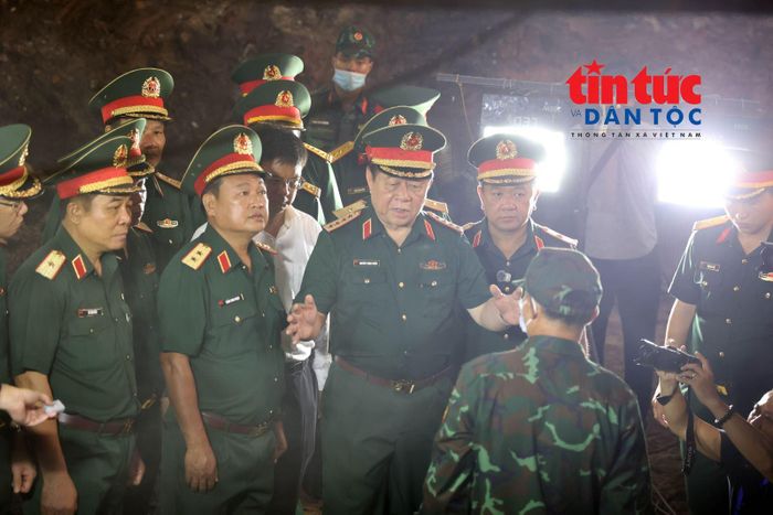 Đại tướng Nguyễn Trọng Nghĩa kiểm tra công tác tìm kiếm hài cốt liệt sĩ.