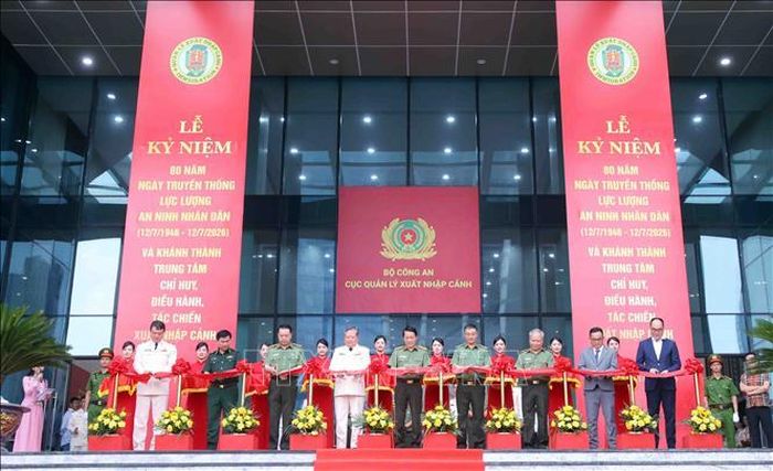 Đại tướng Lương Tam Quang, Bộ trưởng Bộ Công an và các đại biểu thực hiện nghi thức cắt băng khánh thành công trình Trung tâm chỉ huy, điều hành, tác chiến xuất nhập cảnh. Ảnh: Phạm Kiên/TTXVN