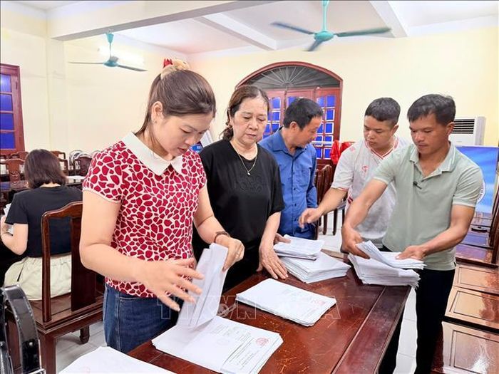 Lấy ý kiến người dân xã Gia Bình về Đề án thành lập thành phố Bắc Ninh trực thuộc Trung ương. Ảnh: Thái Hùng/TTXVN