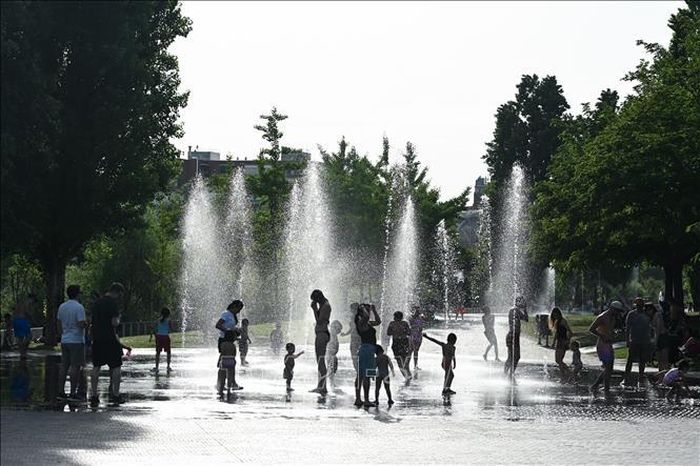 Người dân tránh nóng tại một công viên ở Madrid, Tây Ban Nha ngày 24/5/2026. Ảnh: THX/TTXVN