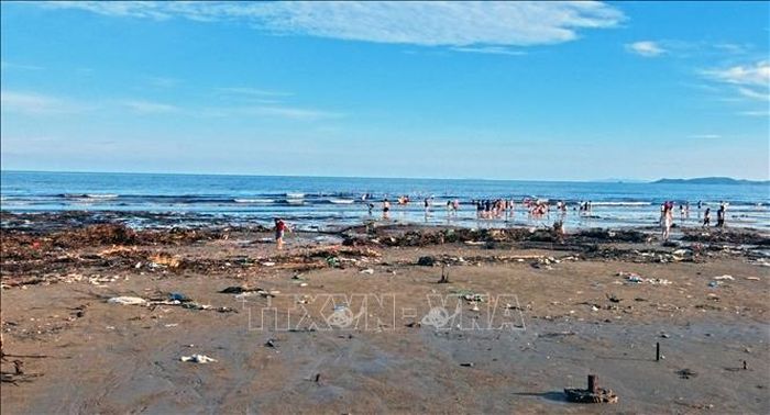 Đến chiều 11/7/2026, trải dọc suốt chiều dài của bãi biển Trà Cổ, đâu đâu cũng là rác, vỏ ốc, vỏ các loại thủy sản loài 2 mảnh.