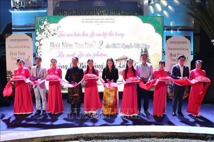 Các đại biểu cắt băng khai mạc Chương trình nghệ thuật "Hoài niệm trăm năm 2".
