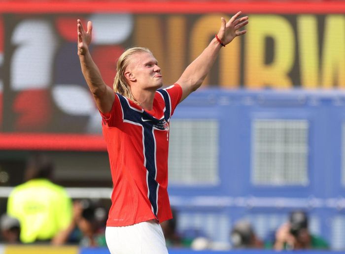 Cầu thủ Harry Kane (trái) đội tuyển Anh nỗ lực kiểm soát bóng trước sức ép của cầu thủ Mexico. Ảnh: THX/TTXVN phát