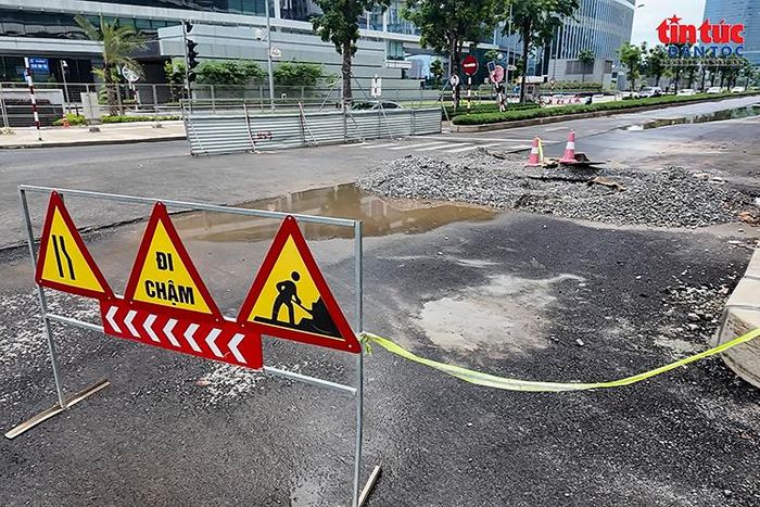 Biển cảnh báo được bố trí tại khu vực mặt đường đang sửa chữa.