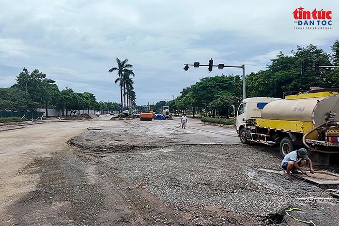 Một số vị trí trên đường Hoàng Minh Thảo công việc hoàn thiện còn đang dở dang.