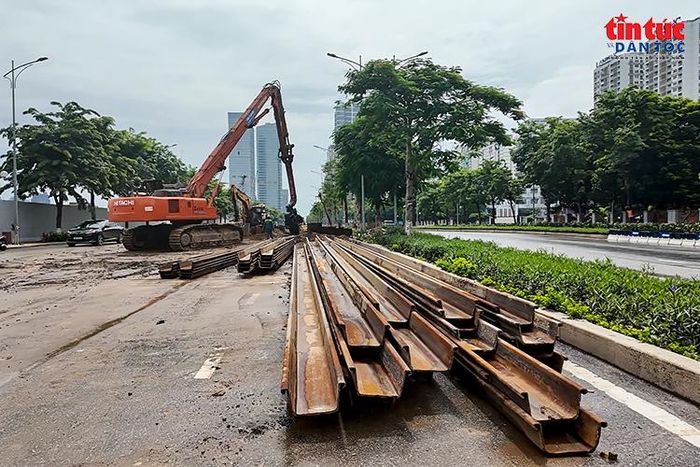 Hệ thống cừ thép được lắp đặt để gia cố khu vực thi công kênh.