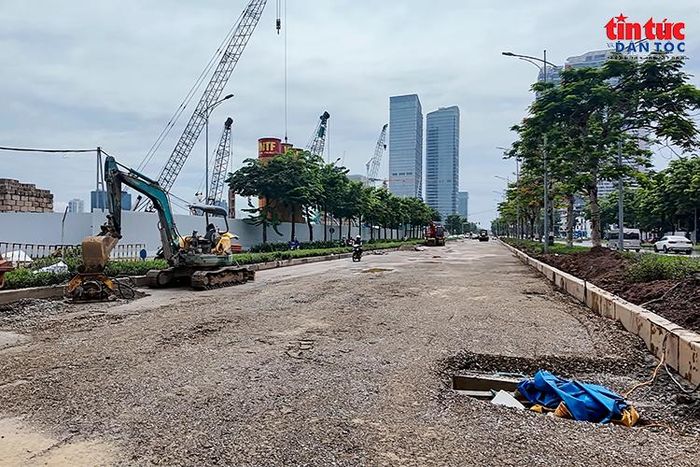 Công nhân thi công hoàn trả mặt đường tại nút giao trên tuyến Hoàng Minh Thảo.
