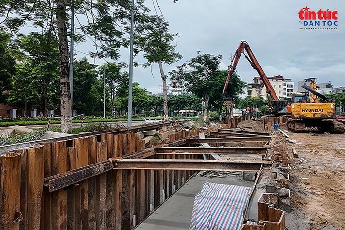 Máy móc, vật liệu được tập kết phục vụ thi công dự án cải tạo kênh Thụy Phương.