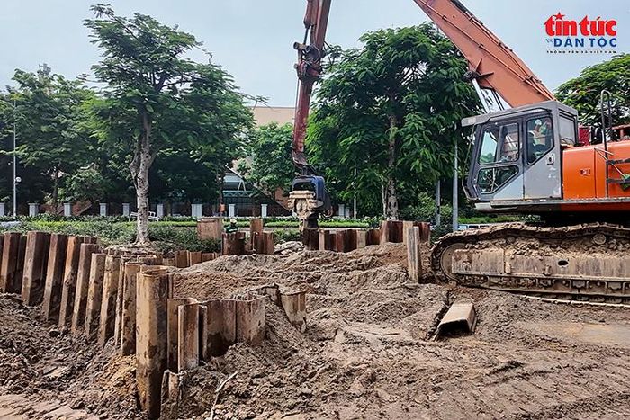 Máy ép cọc hoạt động tại khu vực thi công tuyến kênh Thụy Phương.