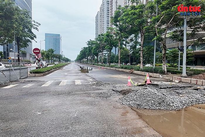 Đường Hoàng Minh Thảo đang được hoàn trả nền và chỉnh trang sau thi công.