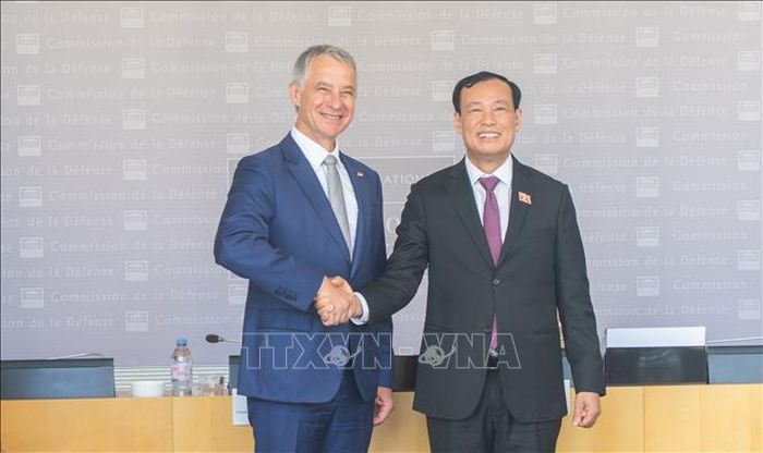Thượng tướng Lê Tấn Tới, Chủ nhiệm Ủy ban Quốc phòng, An ninh và Đối ngoại của Quốc hội (phải) và Chủ tịch Ủy ban Quốc phòng và Lực lượng vũ trang Hạ viện Pháp Jean-Michel Jacques sau cuộc hội đàm tại Paris ngày 10/7/2026. Ảnh: Hữu Chiến/PV TTXVN tại Pháp