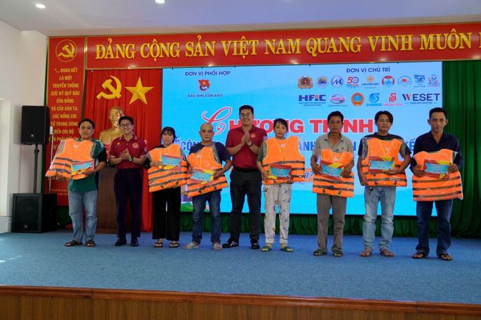 Trao cờ Tổ quốc và áo phao cho ngư dân.
