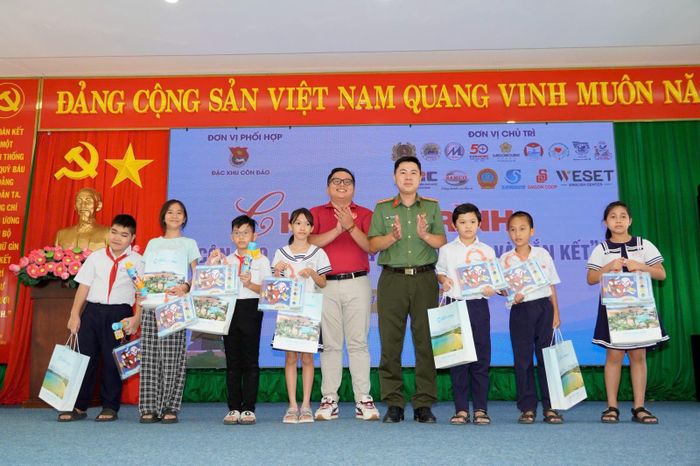 Trao quà cho các gia đình chính sách trên địa bàn và các em học sinh có hoàn cảnh khó khăn.