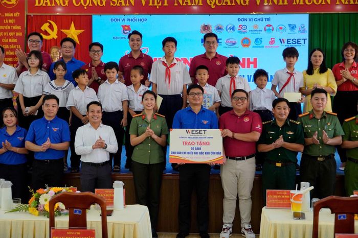 Trao tặng balo các các em thiếu nhi đặc khu Côn Đảo.