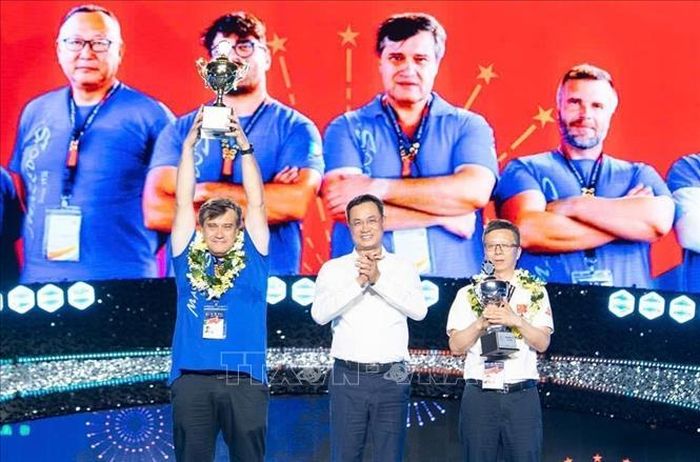 Ban tổ chức trao Cúp vô địch DIFF 2026 cho đội pháo hoa Bồ Đào Nha. Ảnh: TTXVN phát