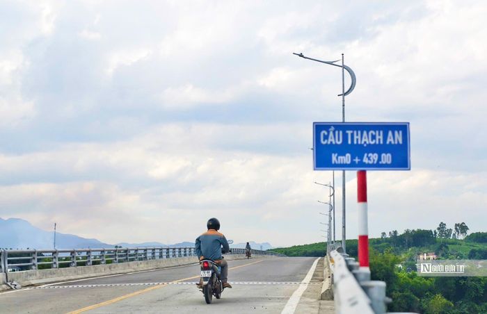 Trong đó, cầu dài hơn 330m với 8 nhịp, thiết kế theo tải trọng HL93, sử dụng dầm Super-T bê tông cốt thép dự ứng lực, mặt cầu thảm bê tông nhựa, lan can thép mạ kẽm và hệ thống chiếu sáng.