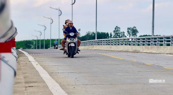 Ông Nguyễn Đức (trú xã Bình Chương) cho biết, trước đây, mỗi lần sang bờ bên kia phải đi đường vòng khá xa. Nay cầu Thạch An được đưa vào sử dụng sẽ giúp người dân đi lại thuận tiện hơn, việc vận chuyển nông sản, hàng hóa cũng nhanh chóng và tiết kiệm thời gian.