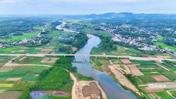Khởi công năm 2022 và hoàn thành cuối năm 2025, cầu Thạch An được kỳ vọng chấm dứt cảnh người dân hai bờ sông Trà Bồng phải qua lại bằng đò hoặc đi đường vòng hơn 20km.