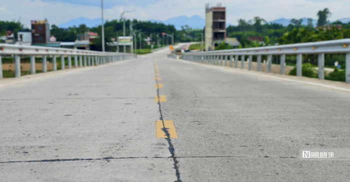 Đường dẫn hai đầu cầu dài hơn 1.438m, rộng 8m, mặt đường bê tông xi măng, lề gia cố mỗi bên 1m. Công trình cũng được đầu tư đồng bộ hệ thống thoát nước, gia cố mái taluy, cọc tiêu, biển báo, sơn kẻ đường và tường hộ lan mềm.