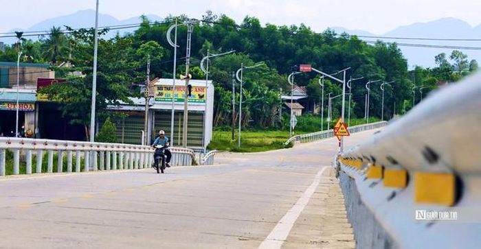 Chị Phương Anh (xã Bình Minh) cho biết, cây cầu được đưa vào sử dụng tạo điều kiện để học sinh đến trường, người dân tiếp cận dịch vụ y tế tốt hơn.