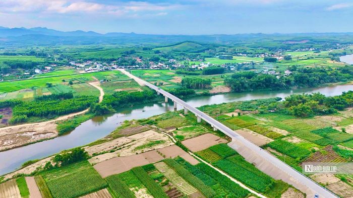 Ông Trần Hoàng Vĩnh, Giám đốc Ban Quản lý dự án đầu tư xây dựng các công trình giao thông tỉnh Quảng Ngãi, cho biết, công trình đã hoàn thành và chính thức đưa vào sử dụng phục vụ người dân hai xã Bình Minh và Bình Chương.
