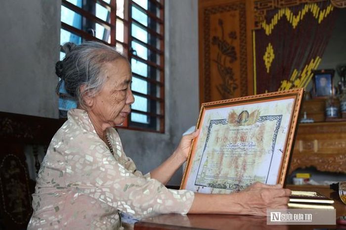 Tổ quốc ghi nhận công lao của người chiến sĩ, tấm Bằng Tổ quốc ghi công liệt sĩ Nguyễn Văn Đinh được gửi về hậu phương như một minh chứng cho sự hy sinh oanh liệt vì nền độc lập của dân tộc.