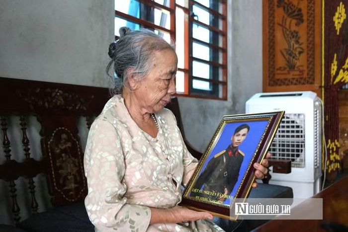 Hơn nửa thế kỷ trôi qua, khi nhắc về người chồng quá cố, bà Ngọ vẫn trìu mến xưng "anh" như thuở ban đầu.