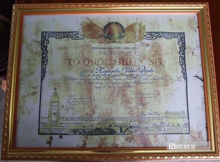 Bằng Tổ quốc ghi công liệt sĩ Nguyễn Văn Đinh
