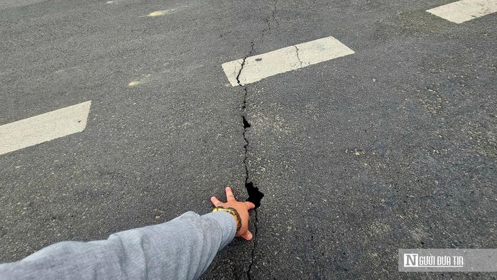Những vết nứt xuất hiện ở vị trí tiếp giáp giữa cầu và đường dẫn.