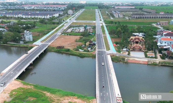 Tuyến đường 100m nối hai khu đô thị A và B khu An Vân Dương (còn gọi là cầu qua sông Như Ý).
