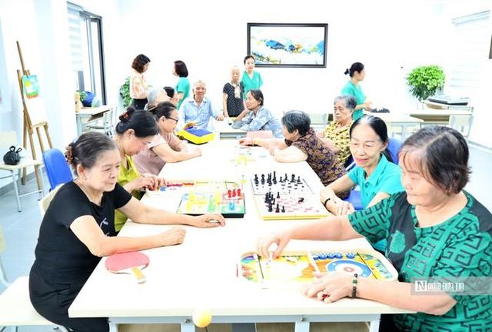 Người cao tuổi được chăm sóc, vui chơi tại cơ sở chăm sóc sức khỏe ban ngày cho người cao tuổi (Trạm y tế phường Long Biên, Tp.Hà Nội) (Ảnh: Hoàng Bích).