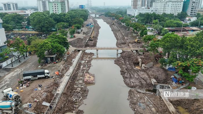 Nhìn tổng thể, kè bê tông dự ứng lực dọc hai bờ, kéo dài hơn 5km đã cơ bản hoàn thành.