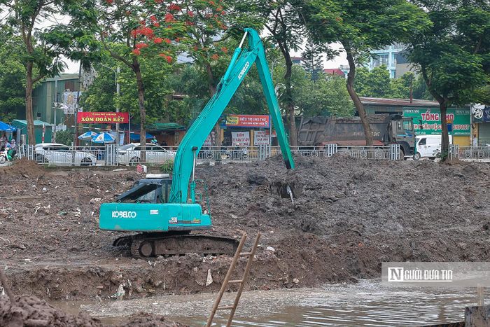 Công tác nạo vét lòng sông cũng đang được triển khai khẩn trương.