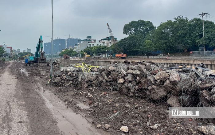 Tuy nhiên, thực tế ghi nhận trên công trường thi công dự án vẫn còn tương đối ngổn ngang.