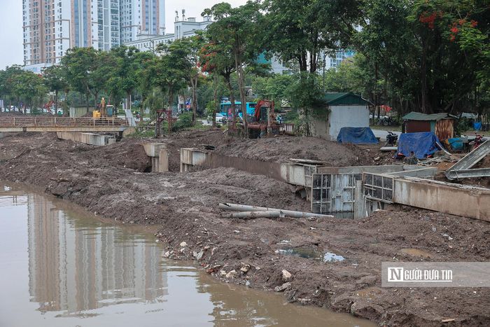 Công nhân đang gấp rút hoàn thiện hệ thống kè bê tông tại đoạn hướng về khu vực trạm bơm Yên Sở.
