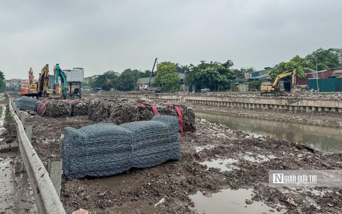 Những bọc đá lớn được tập kết 2 bên khu vực kênh.