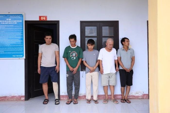Các đối tượng bị tạm giữ trong đường dây cá độ bóng đá 400 tỷ đồng. Ảnh: Công an Quảng Trị