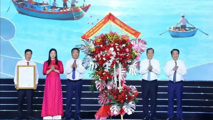 Lãnh đạo tỉnh Ninh Bình trao quyết định công bố bộ nhận diện du lịch biển Giao Ninh (Ảnh: Phúc Ngư).