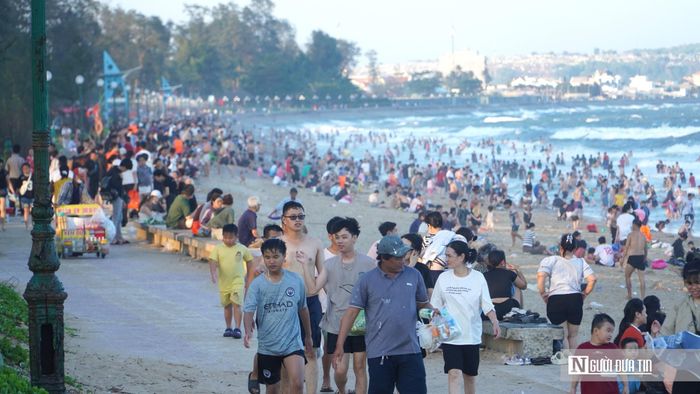 Khách du lịch tắm biển khu vực Đồi Dương, phường Phan Thiết.
