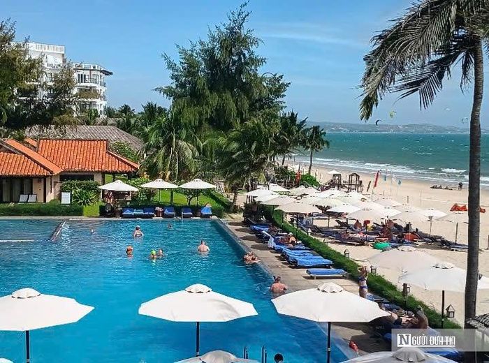 Khu vực hồ bơi ven biển ở một khu du lịch Mũi Né.